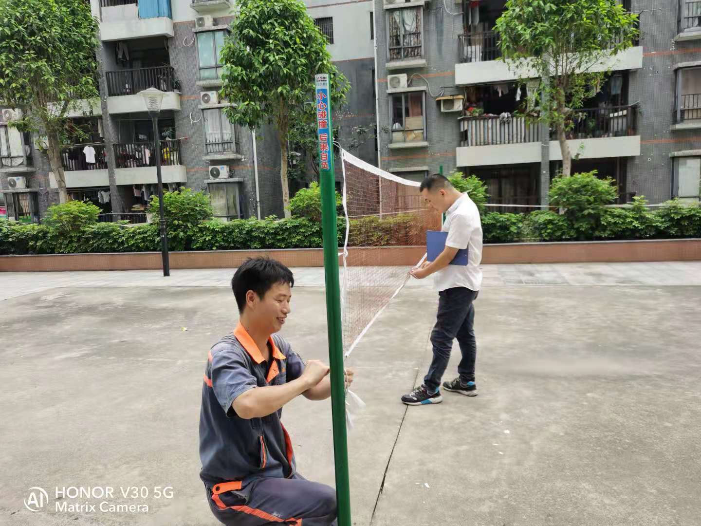 5月20日广场羽毛球网坏了2.jpg